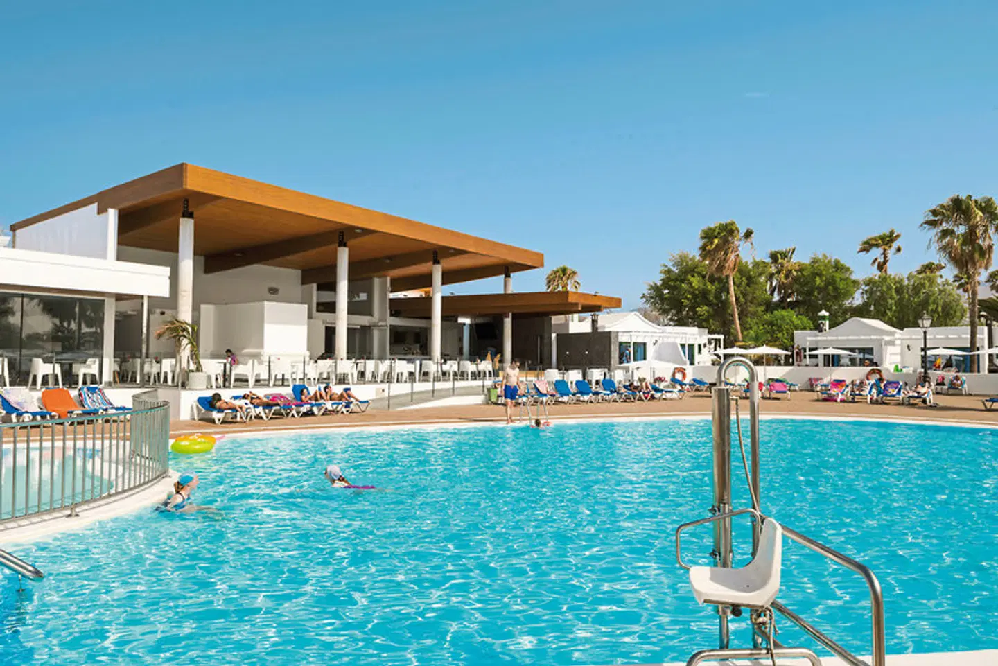 Hyde Park Lane OUTDOOR_POOL
