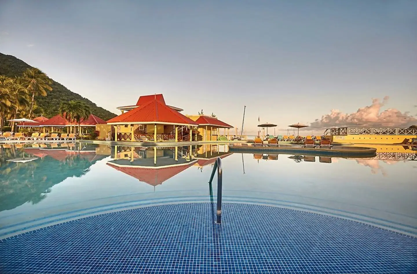 Starfish St. Lucia OUTDOOR_POOL