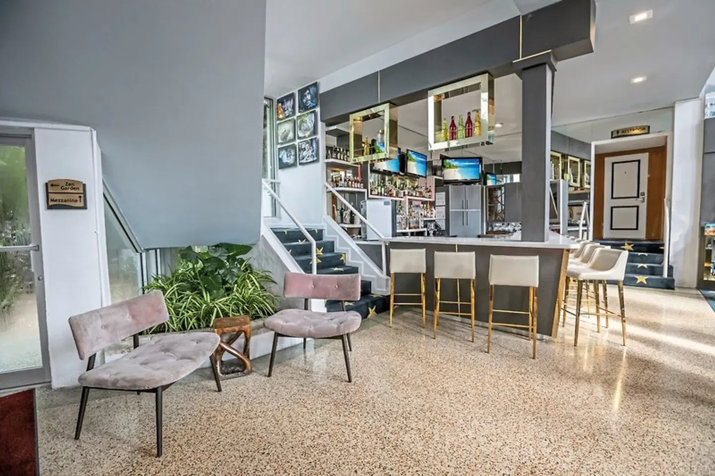 Catalina Hotel Bar