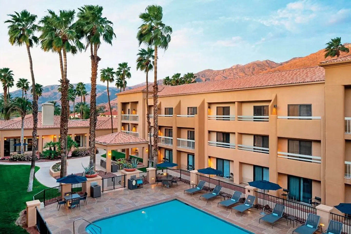 Courtyard by Marriott Palm Springs EXTERIOR