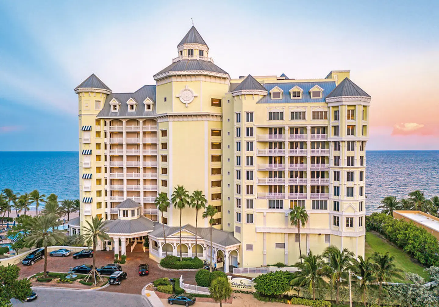 Pelican Grand Beach Resort EXTERIOR