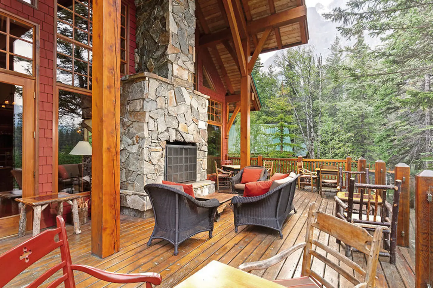 Cathedral Mountain Lodge Terrasse