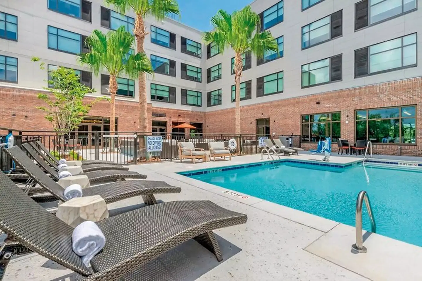 Doubletree Charleston Riverview OUTDOOR_POOL