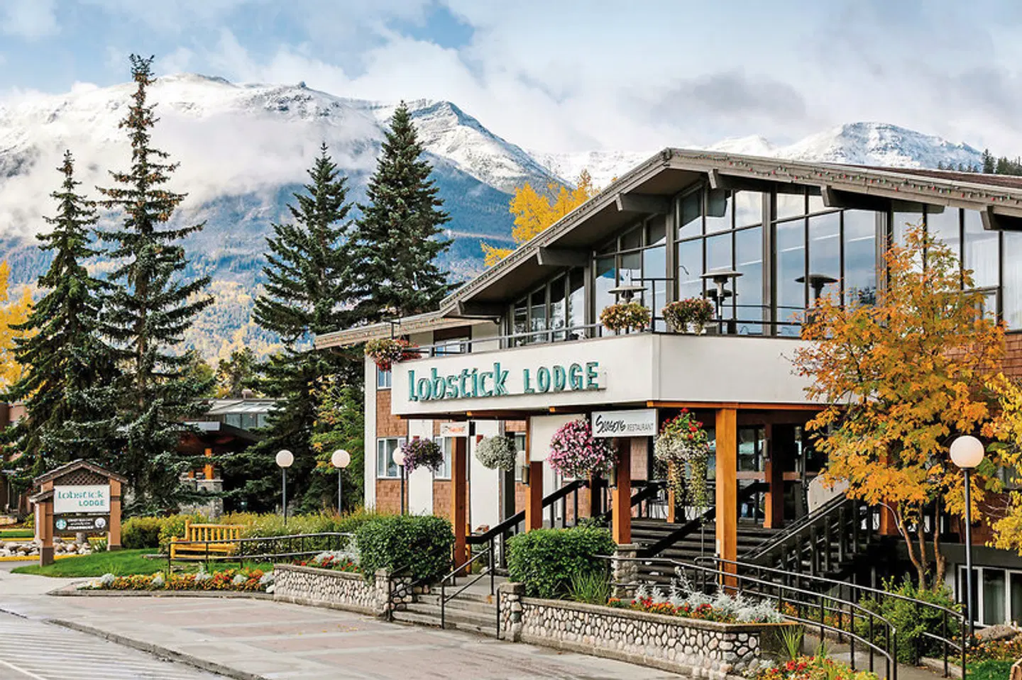 Lobstick Lodge EXTERIOR