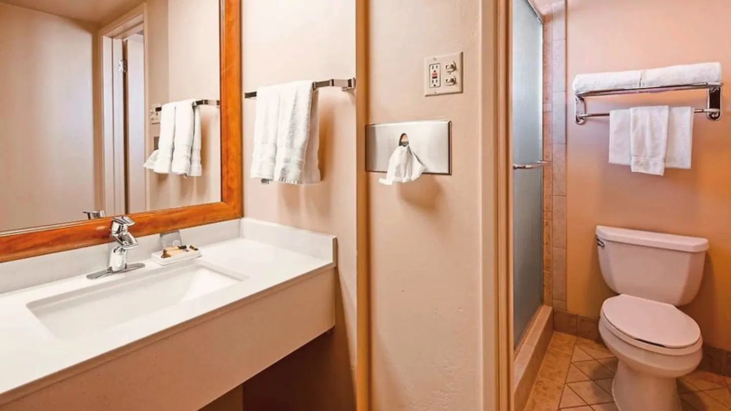 Best Western Plus King's Inn & Suites Badezimmer