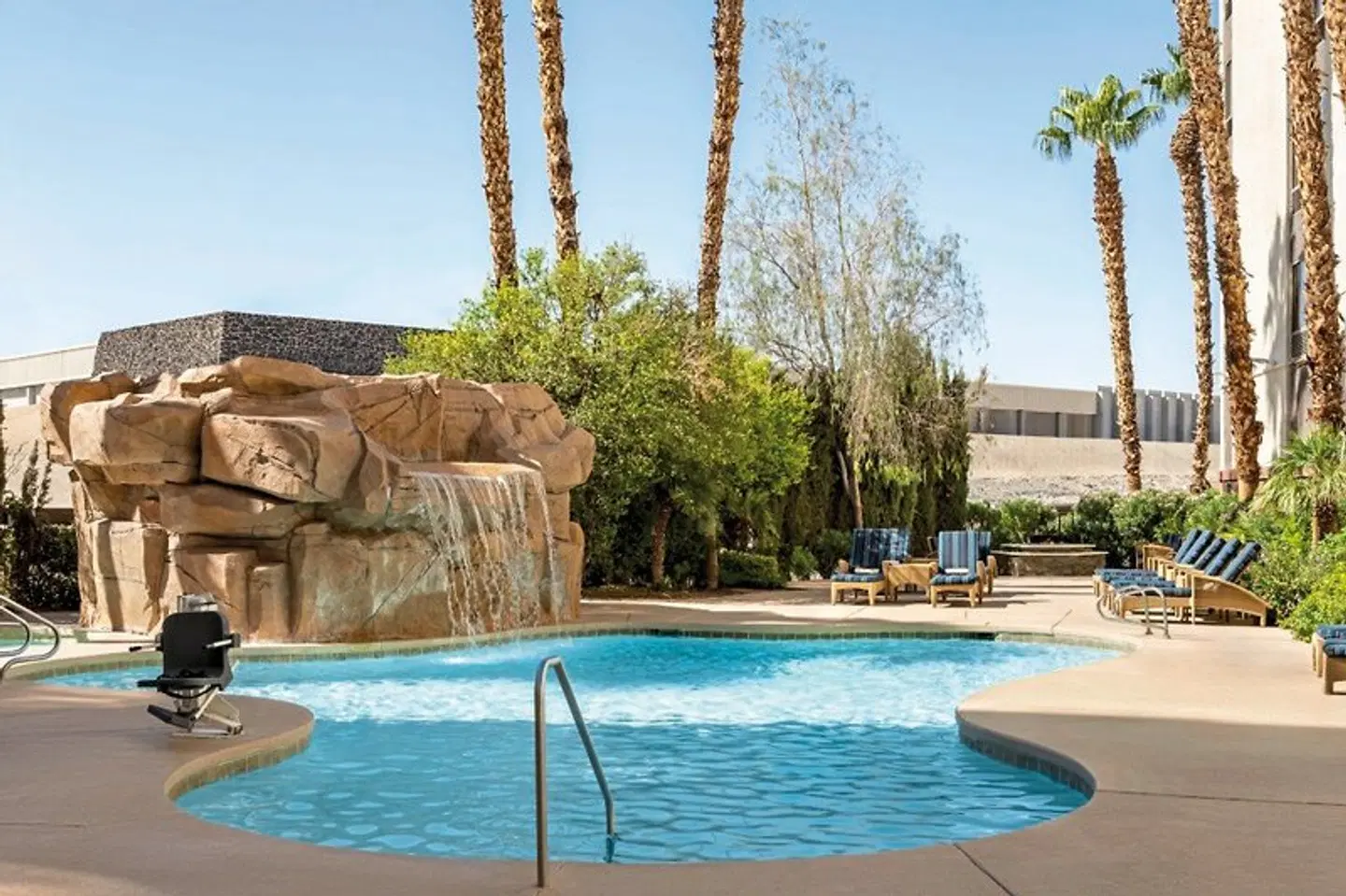 Hampton Inn Tropicana OUTDOOR_POOL