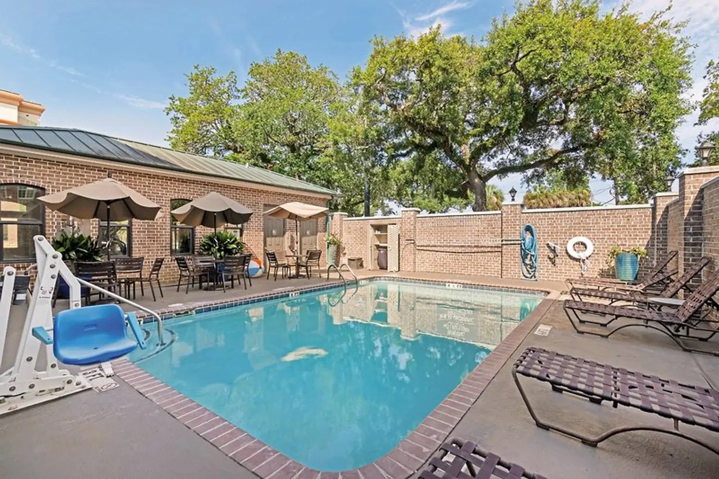 Best Western Plus Savanna Historic District OUTDOOR_POOL