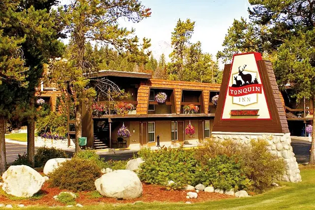 Tonquin Inn EXTERIOR