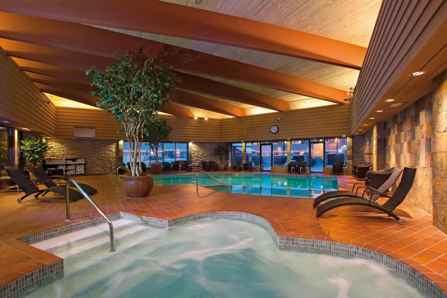 The Jasper Inn & Suites by INNHotels Hallenbad