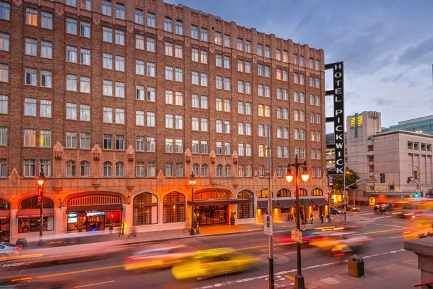 Pickwick Hotel EXTERIOR