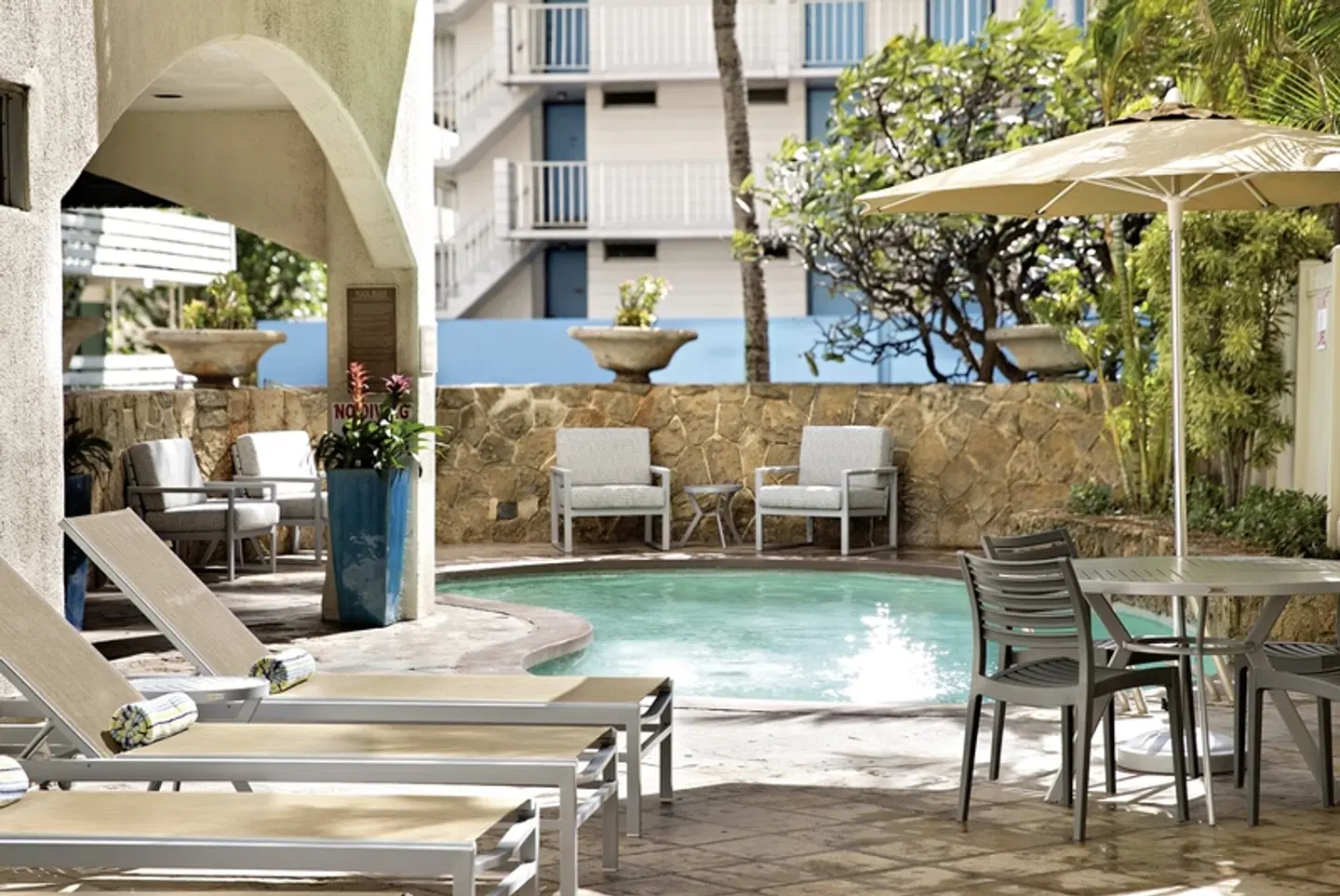 Coconut Waikiki Hotel OUTDOOR_POOL
