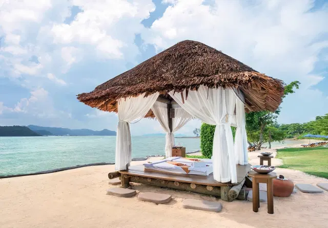 The Naka Island, a Luxury Collection Resort & Spa, Phuket Strand