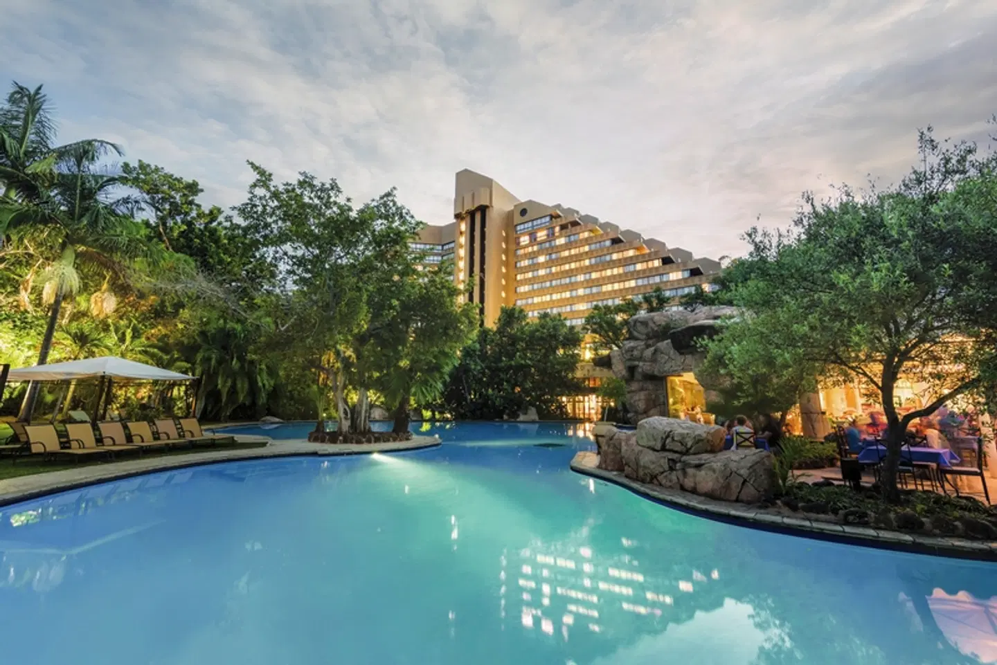 The Cascades Hotel EXTERIOR