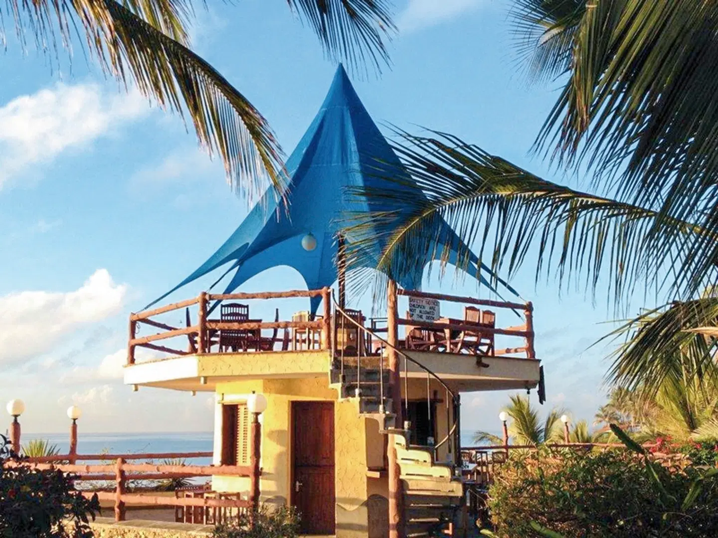 Bahari Beach Hotel Terrasse