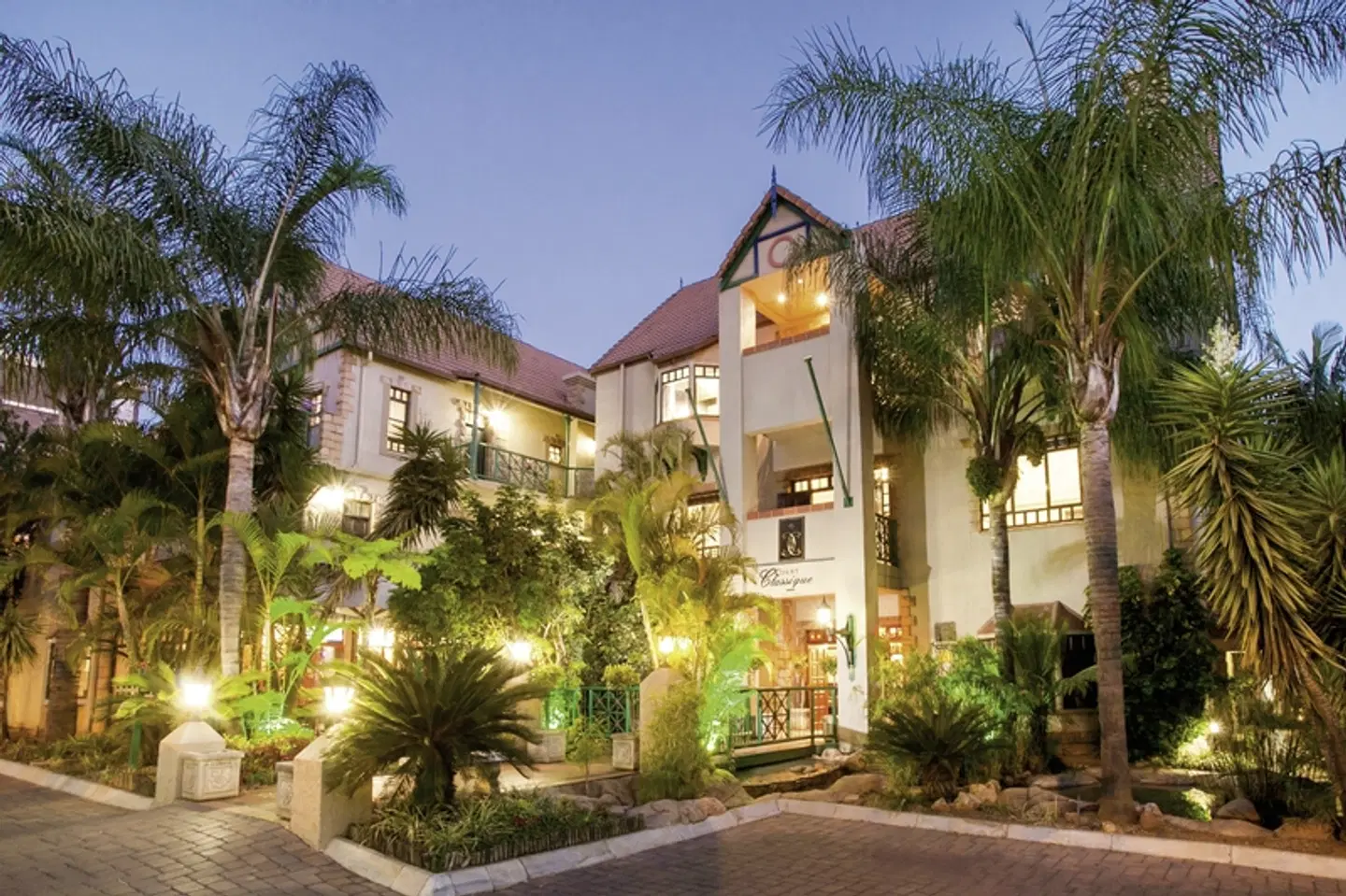 Court Classique Suite Hotel EXTERIOR