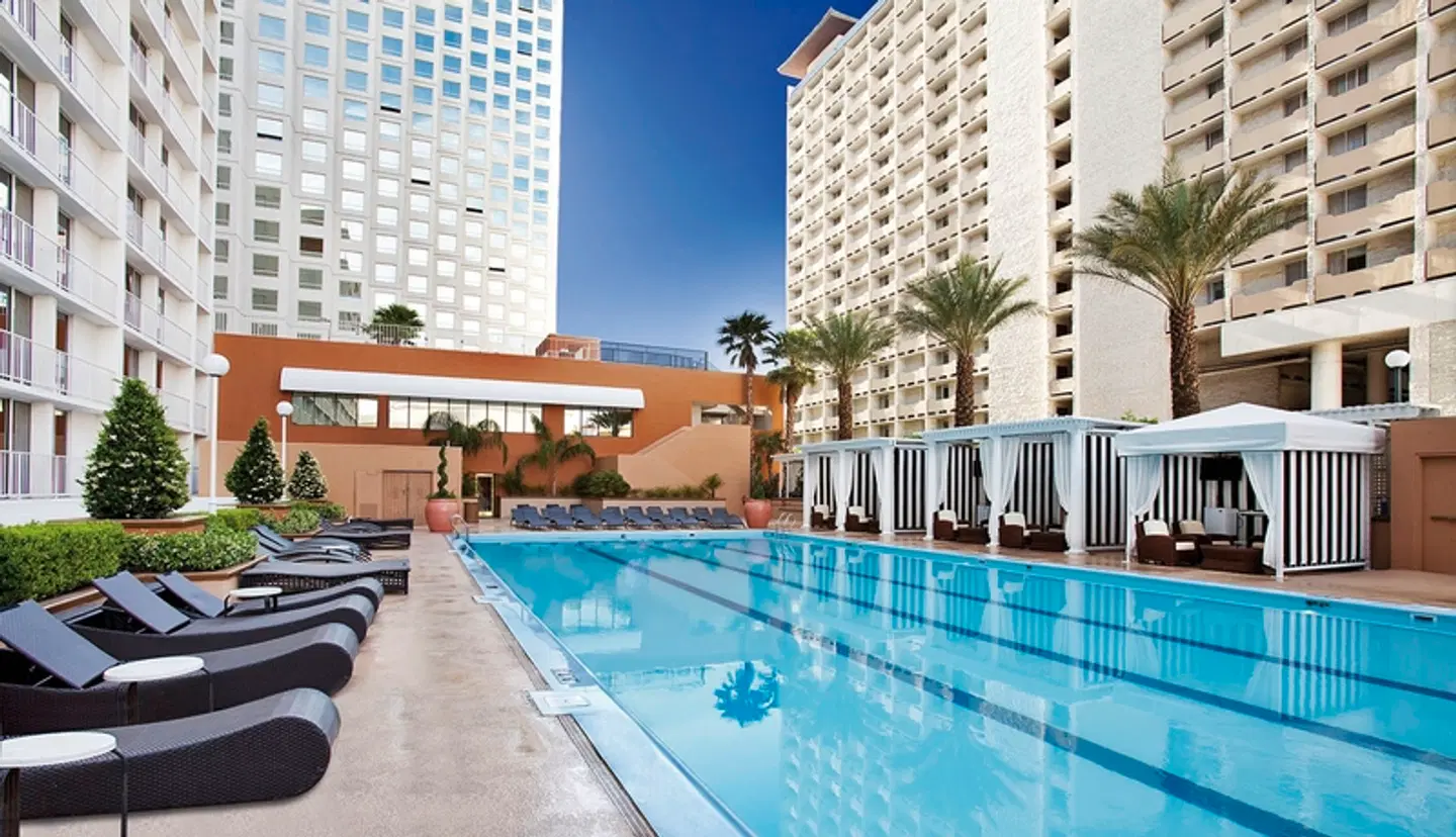 Harrahs Las Vegas OUTDOOR_POOL