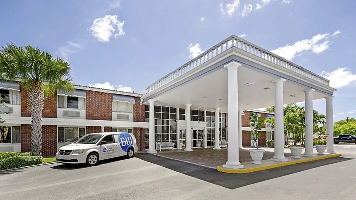 Best Western Palm Beach Lakes EXTERIOR