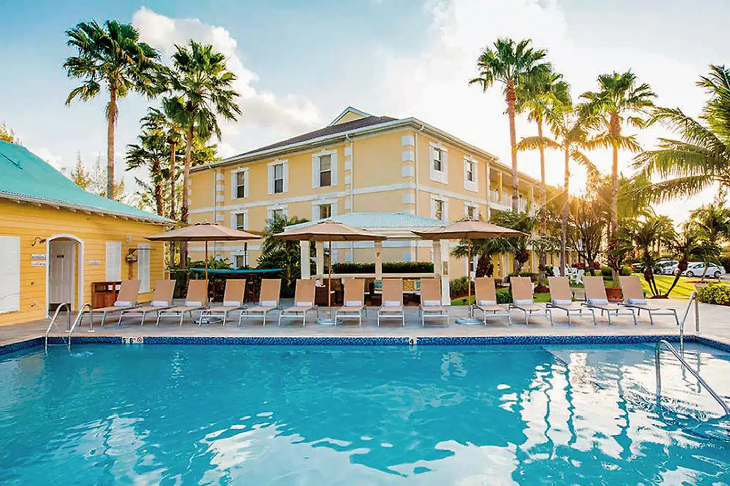 Sunshine Suites Resort Pool