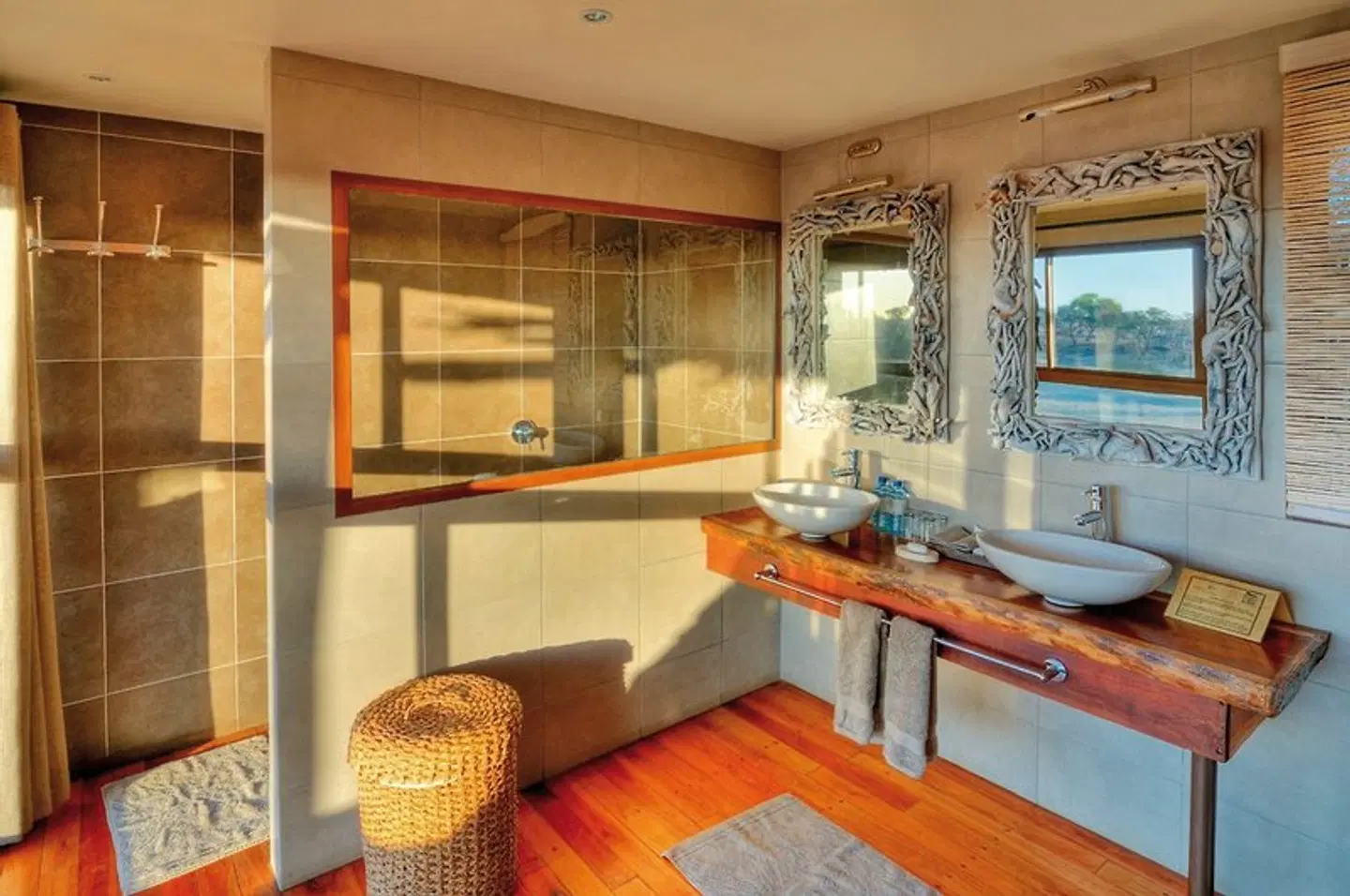 Leroo La Tau ROOM_EXAMPLE