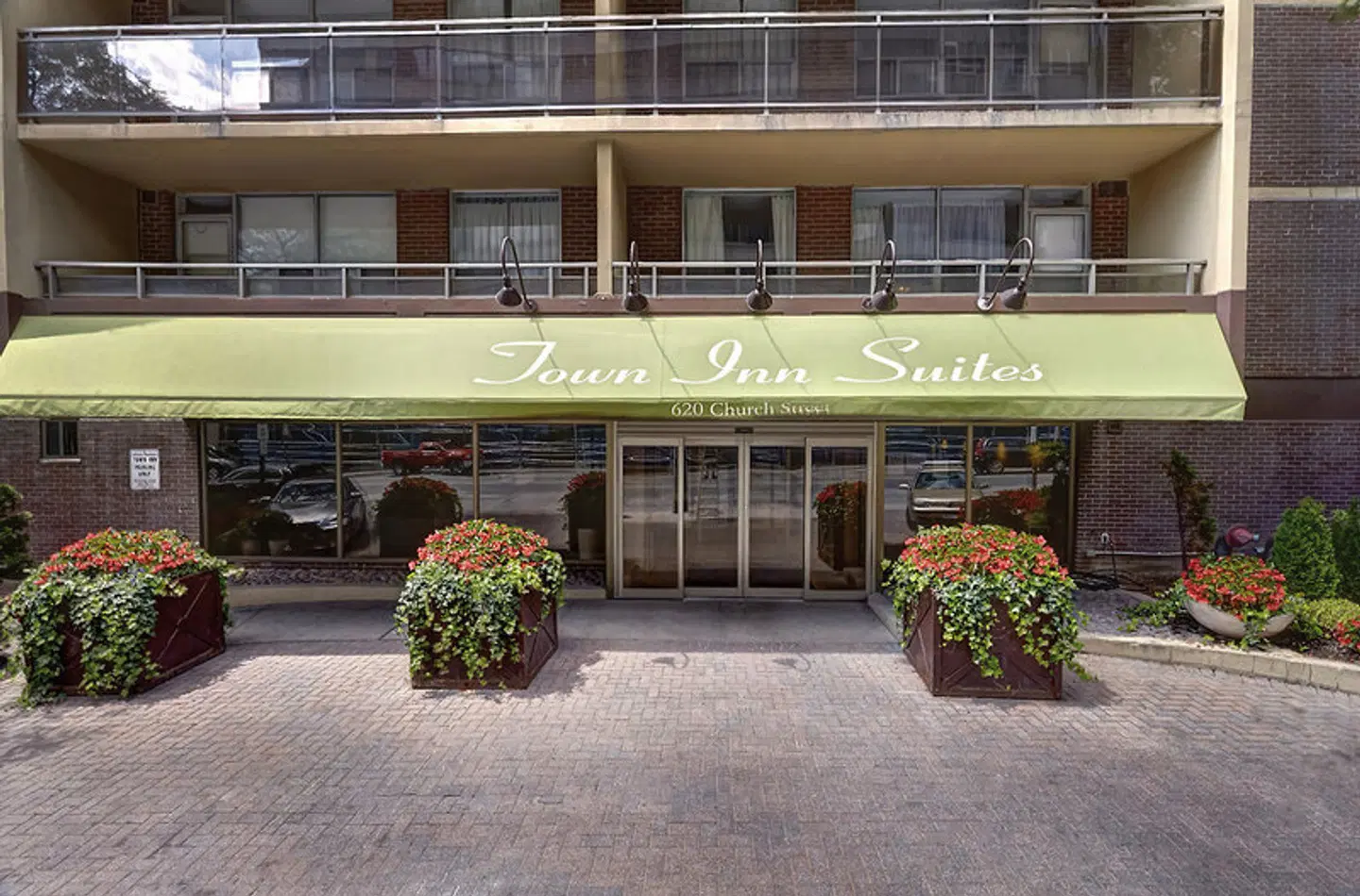 Town Inn Suites Toronto EXTERIOR