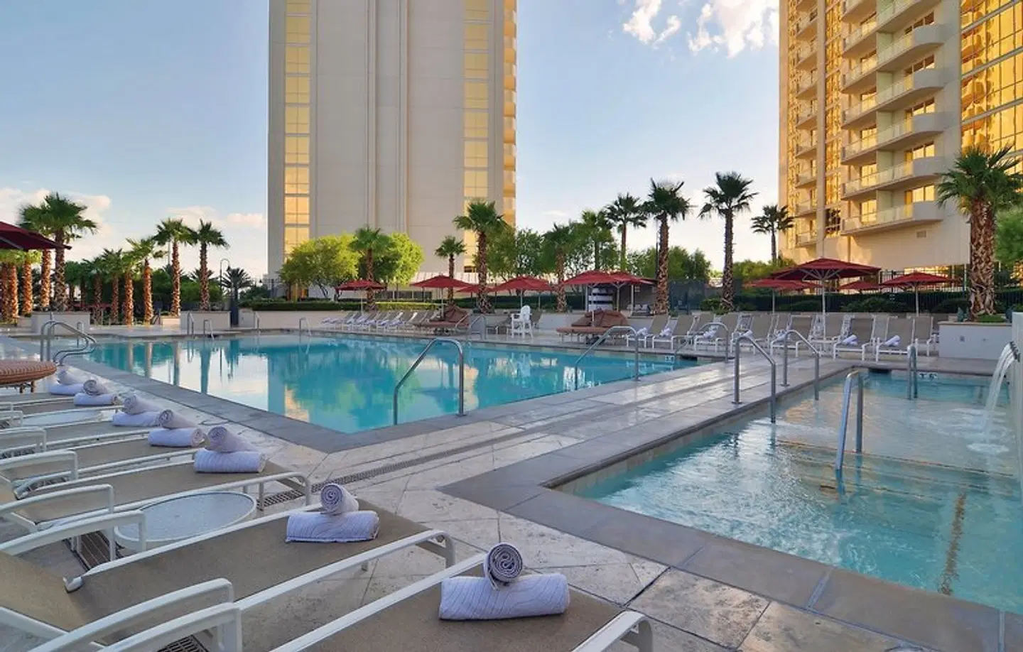 The Signature at MGM Grand OUTDOOR_POOL