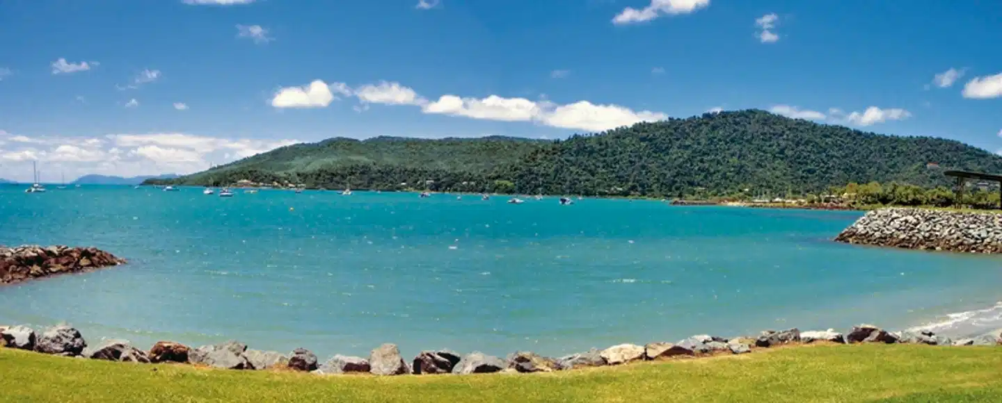 Segelabenteuer durch die Whitsunday Islands Landschaft