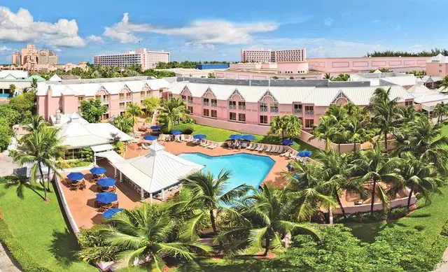Comfort Suites Paradise Island EXTERIOR