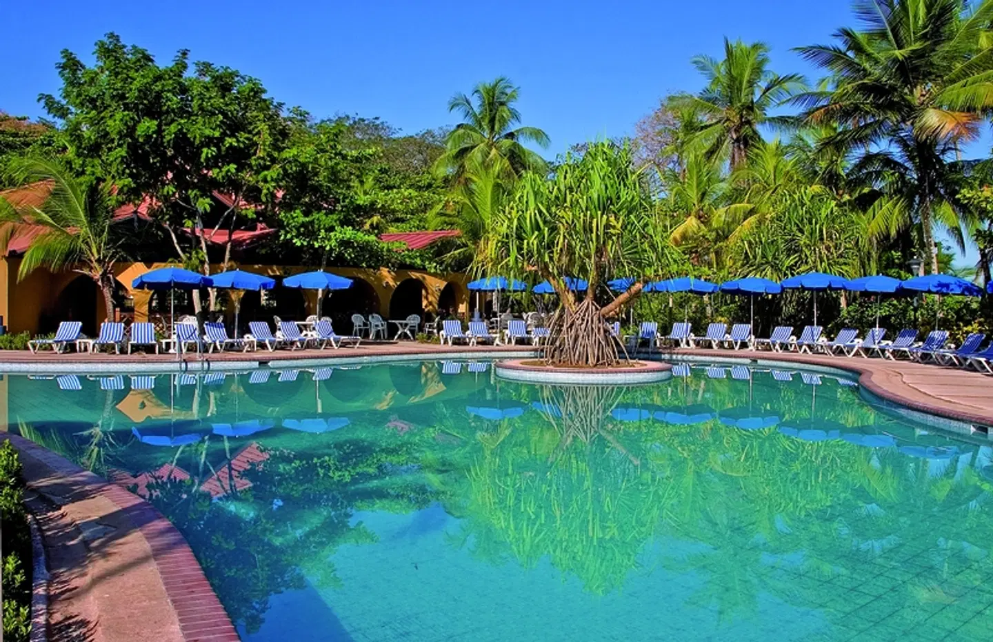 Hotel & Club Punta Leona OUTDOOR_POOL