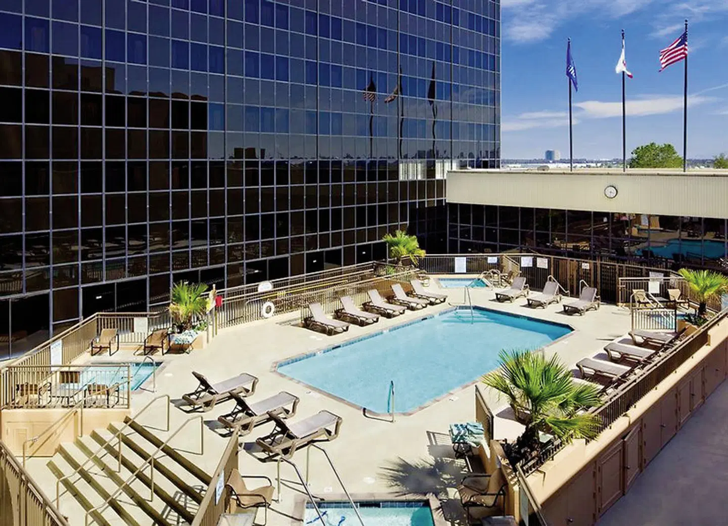 Hilton Los Angeles Airport OUTDOOR_POOL