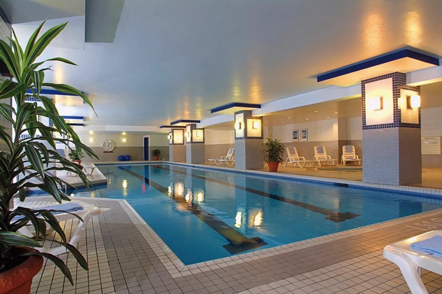 Delta Hotels by Marriott Montreal INDOOR_POOL