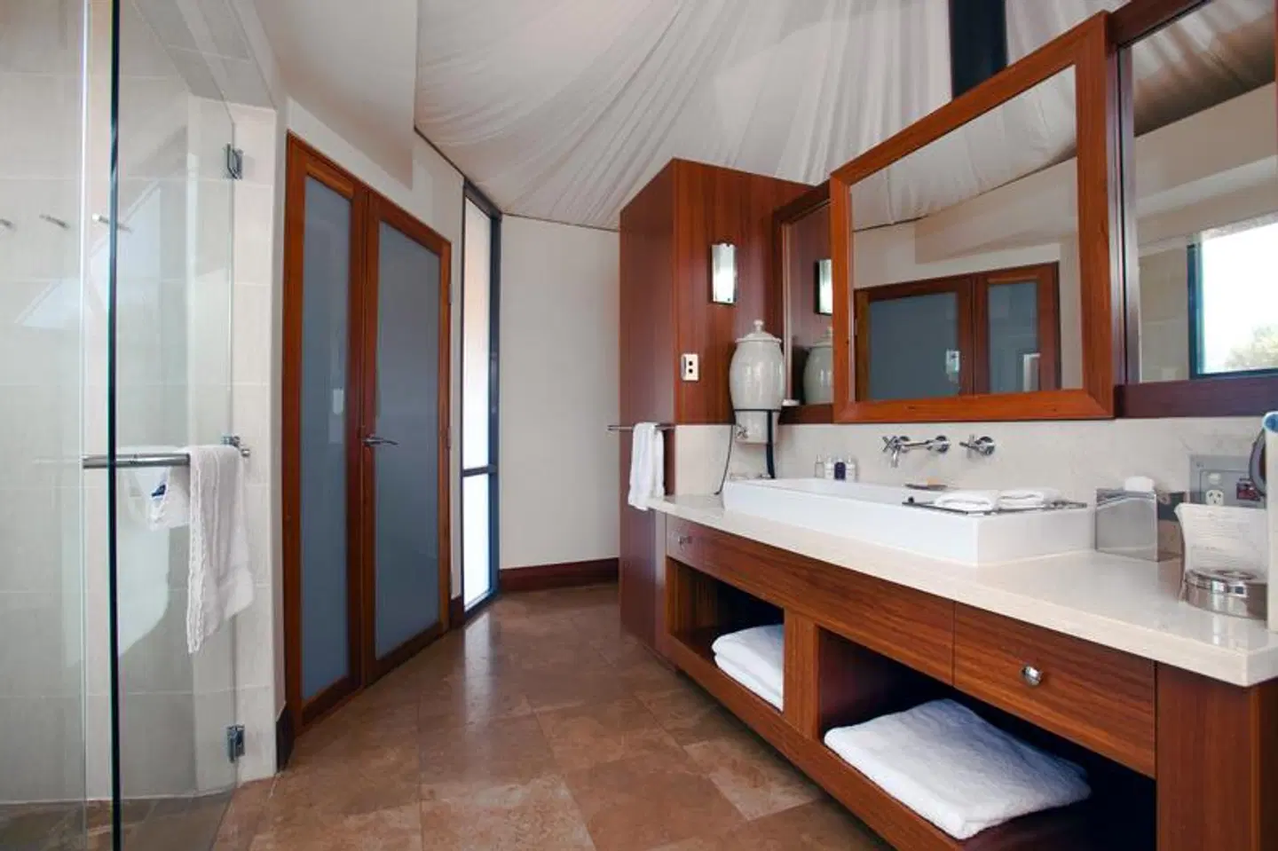 Longitude 131 BATHROOM