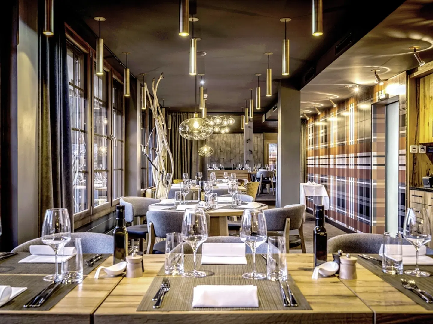 HUUS Gstaad Hotel RESTAURANT