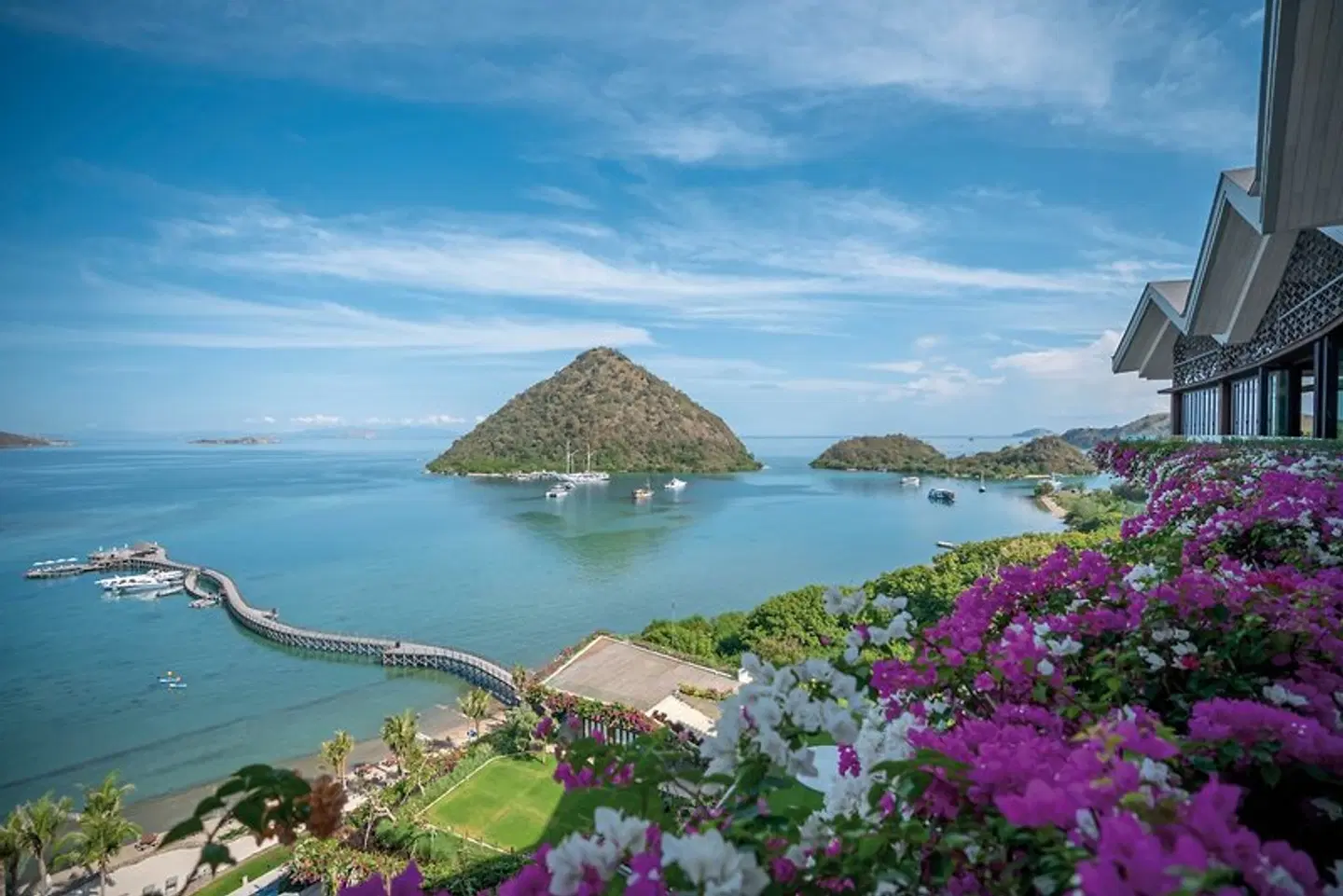 AYANA Komodo Waecicu Beach Hotel Strand