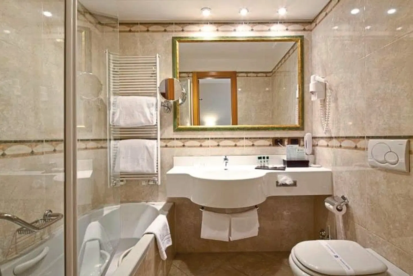 Hotel Mirage Sure by Best Western - inkl. 1 Ticket Eishockey GER - USA Badezimmer