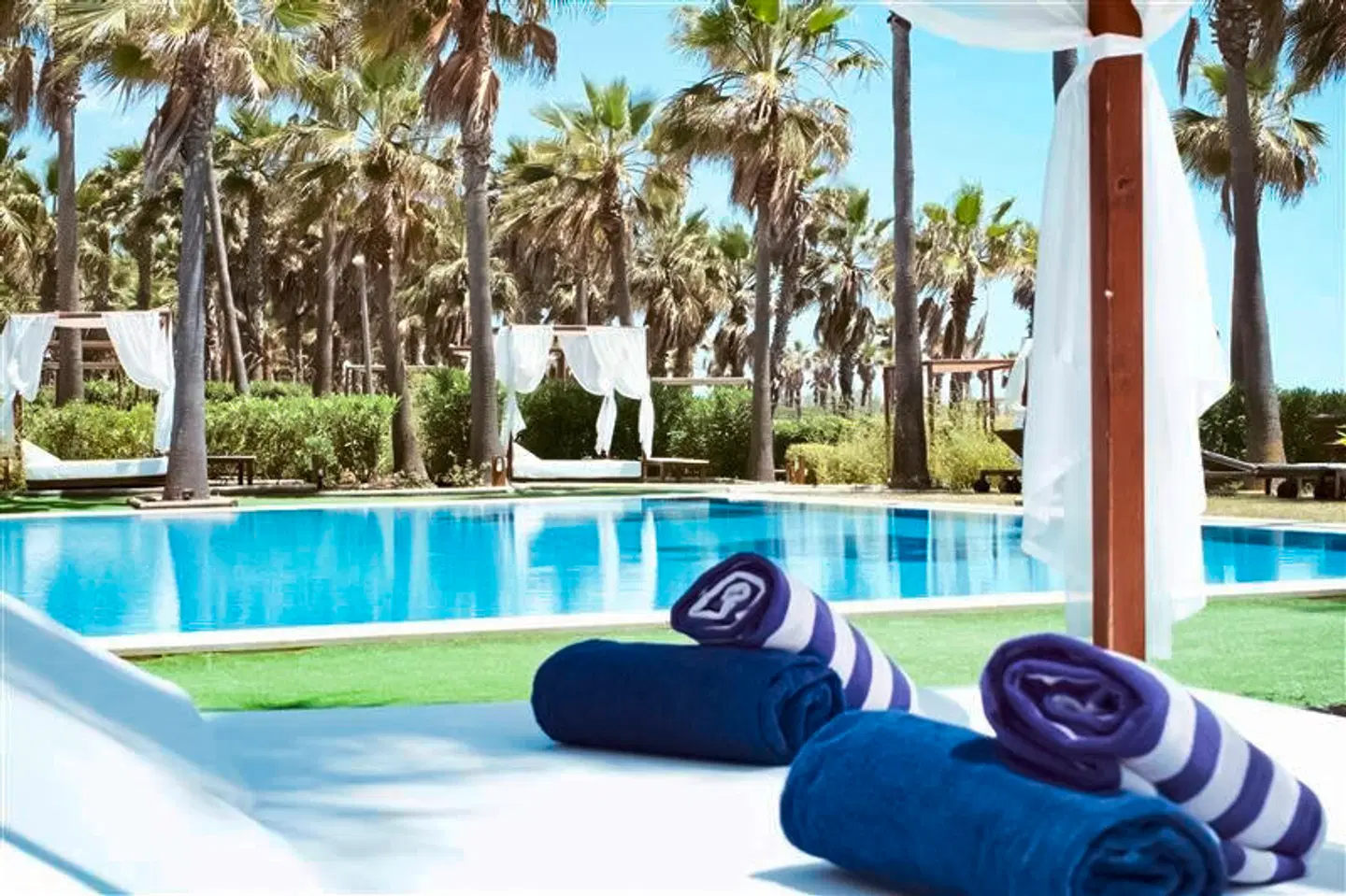 Wine & Books by the Sea Algarve Resort OUTDOOR_POOL