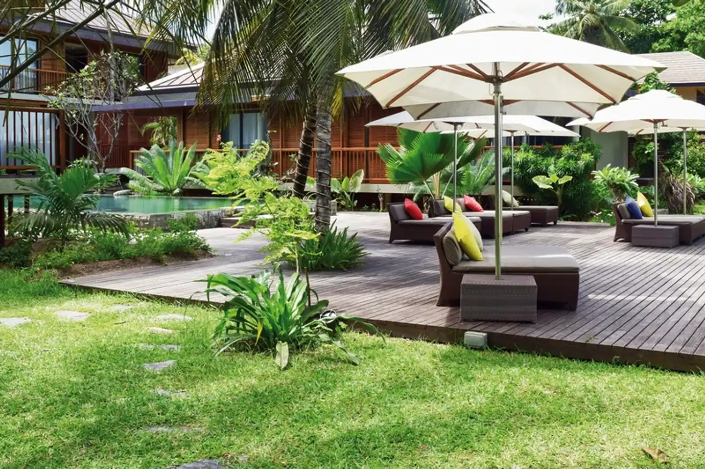 Dhevatara Beach Hotel Garten