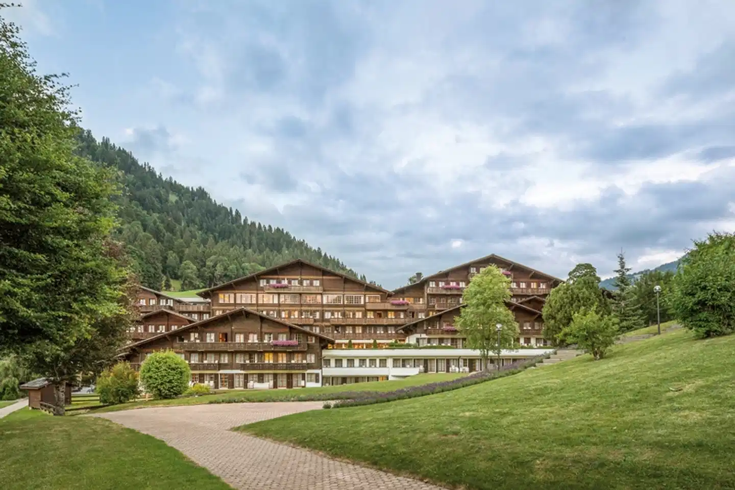 HUUS Gstaad Hotel Aussenansicht