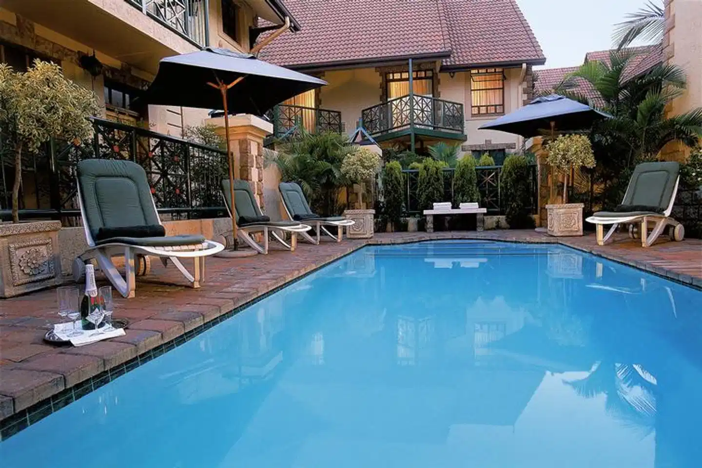 Court Classique Suite Hotel Pool