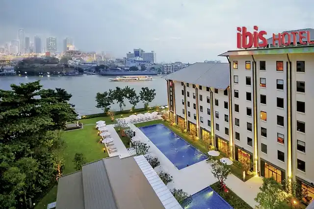 Ibis Bangkok Riverside Aussenansicht