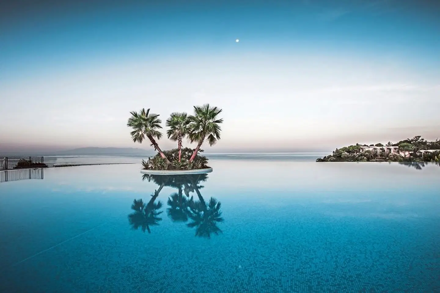 Club Marvy OUTDOOR_POOL