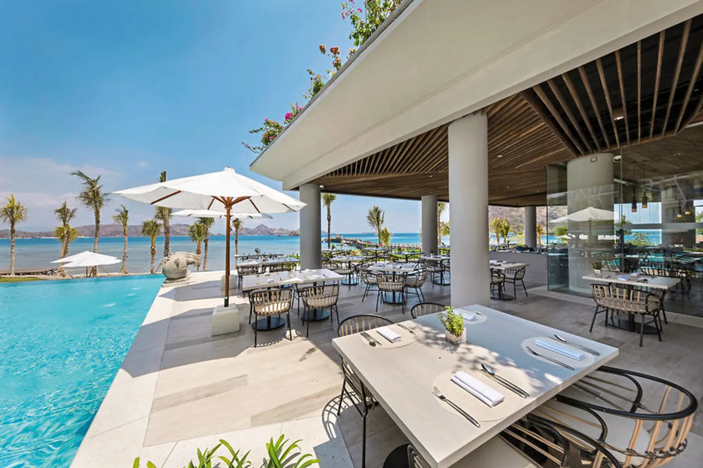 AYANA Komodo Waecicu Beach Hotel Restaurant