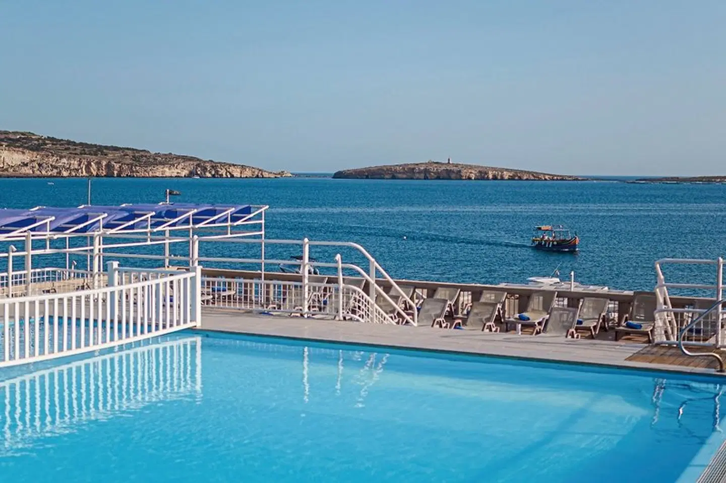 Gillieru Harbour Hotel OUTDOOR_POOL