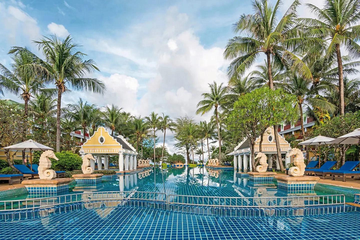 Phuket Graceland Resort & Spa OUTDOOR_POOL