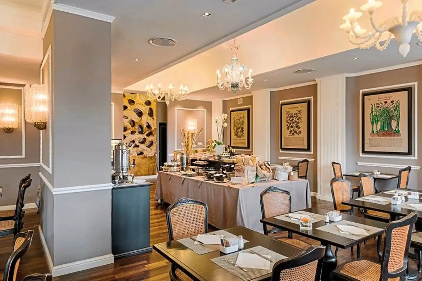 Plaza Hotel Lucchesi Restaurant