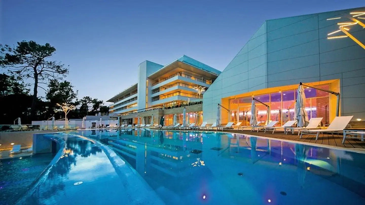 Bellevue OUTDOOR_POOL