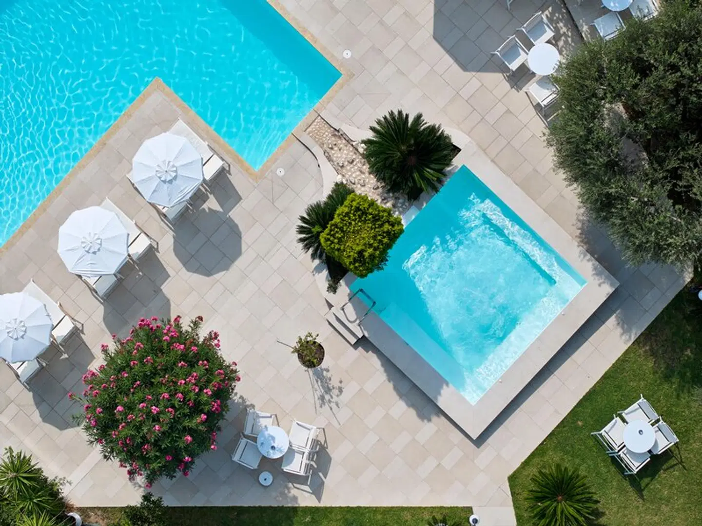 Glavas Inn OUTDOOR_POOL