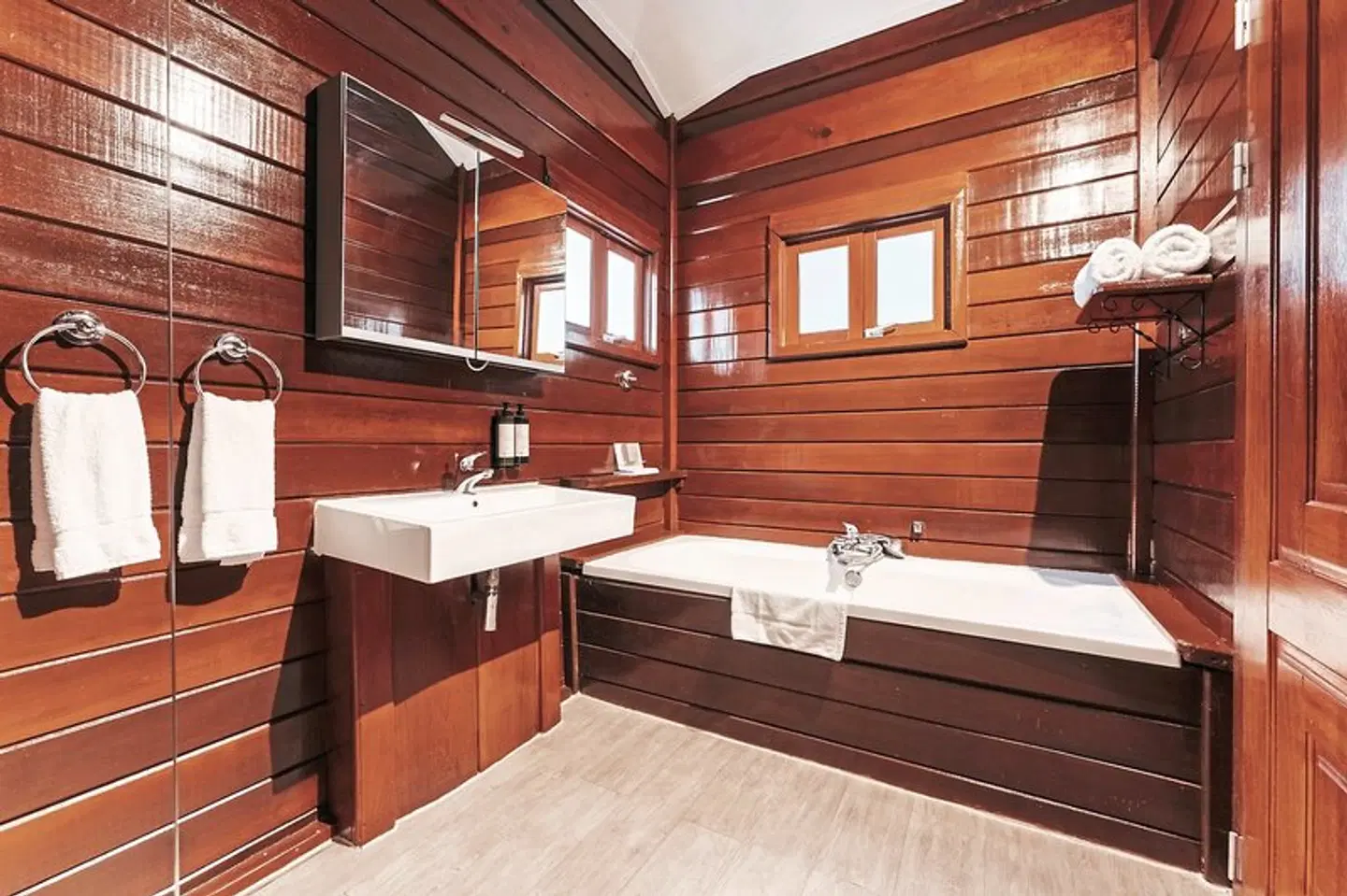 The Kontiki BATHROOM