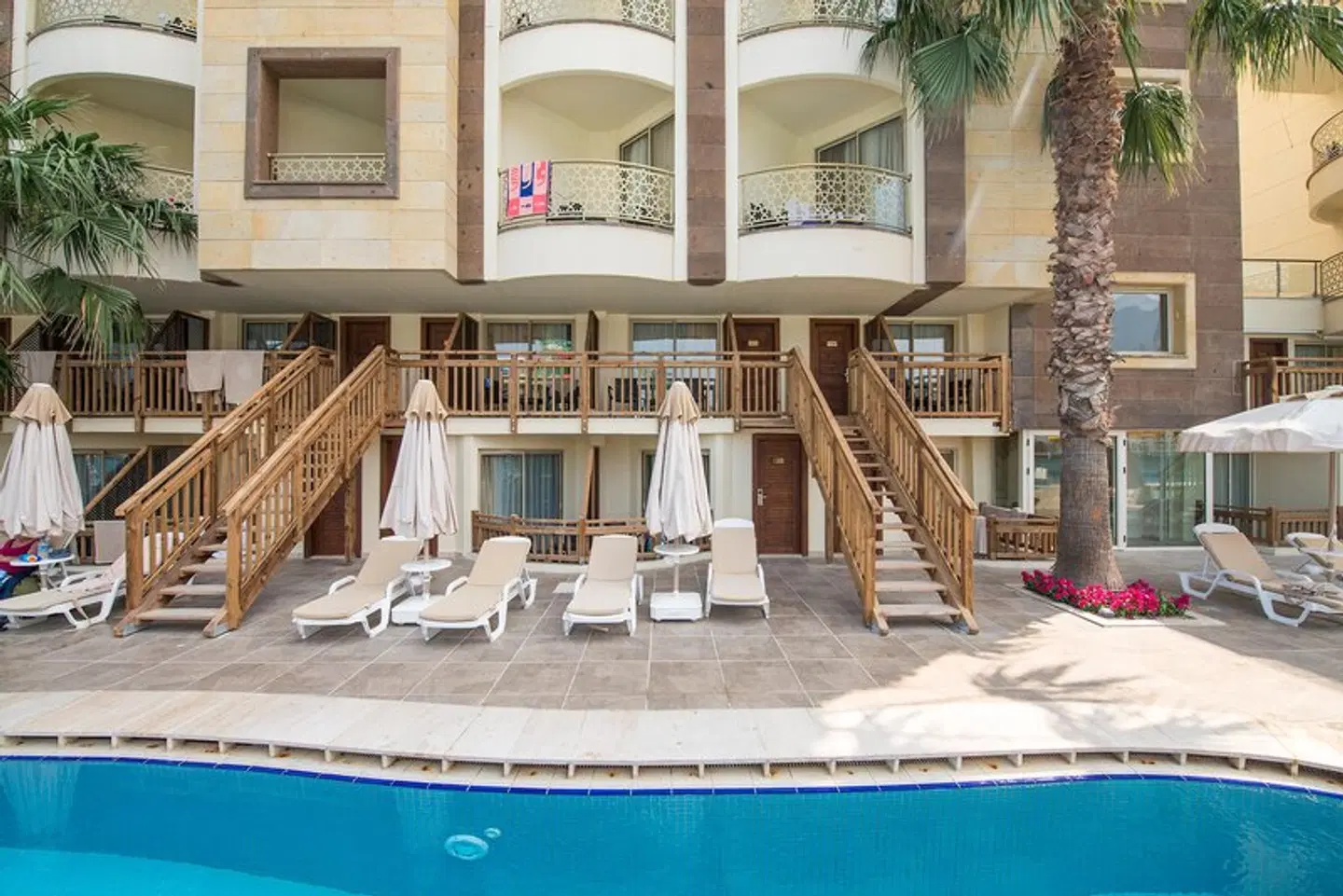 Crystal Prestige Pearl Collection OUTDOOR_POOL