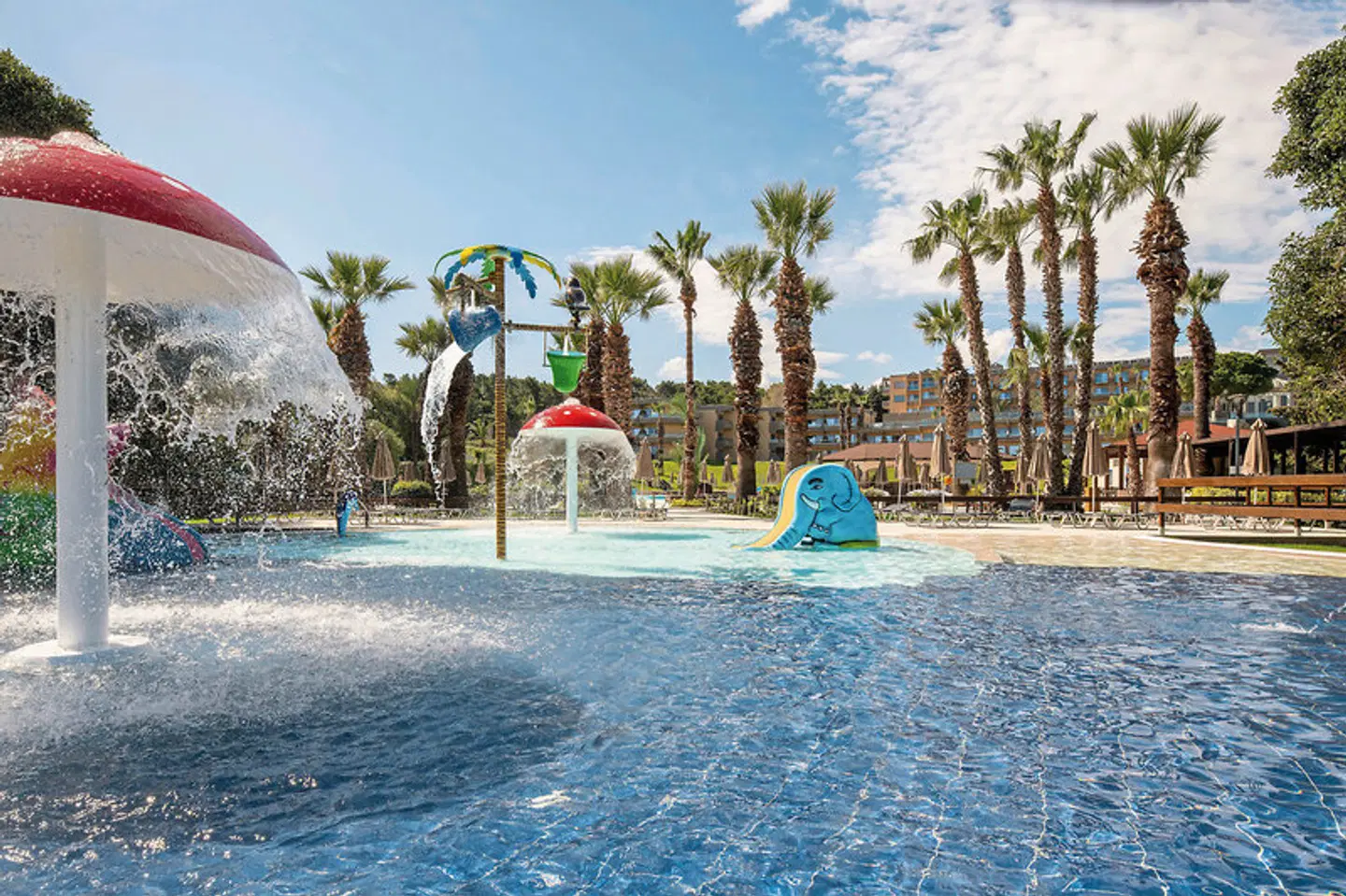 Kresten Palace Hotel OUTDOOR_POOL