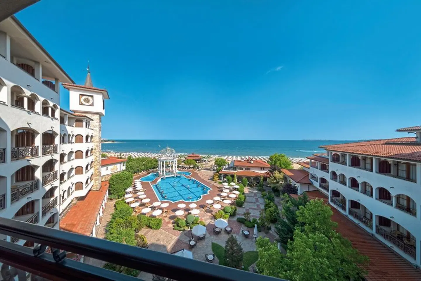 Helena Sands EXTERIOR